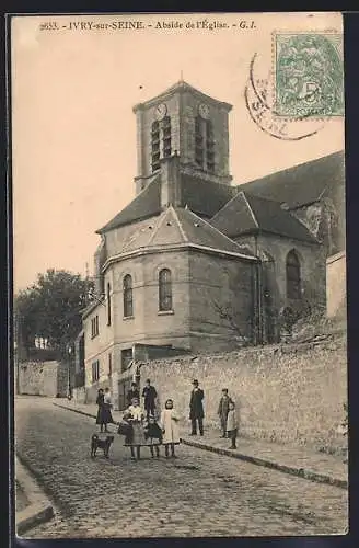 AK Ivry-sur-Seine, Abside de l`Église avec passants sur la rue pavée