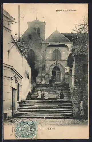 AK Ivry-sur-Seine, L`église avec escalier et passants