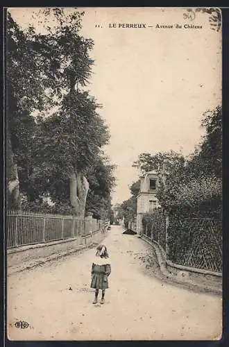 AK Le Perreux, Avenue du Château avec une fillette sur la route