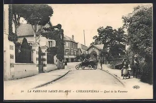AK La Varenne Saint-Hilaire, Quai de la Varenne avec voitures anciennes et passants
