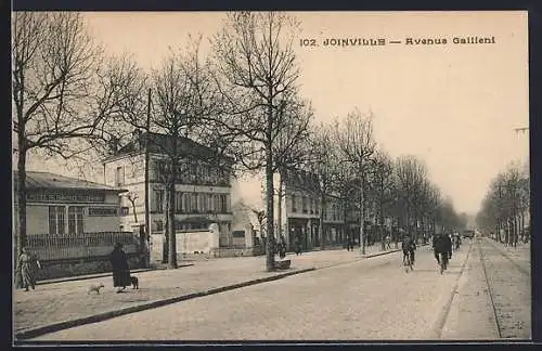 AK Joinville, Avenue Gallieni animée avec passants et cyclistes