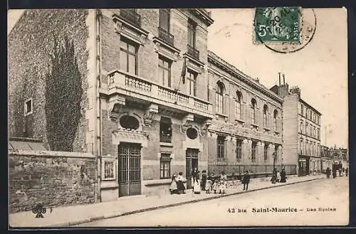 AK Saint-Maurice, Les Écoles avec enfants et passants sur le trottoir