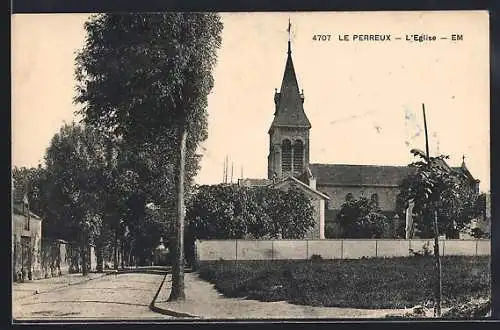 AK Le Perreux, L`église vue depuis une rue arborée