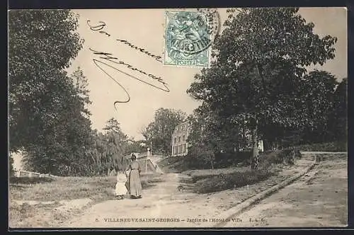 AK Villeneuve-Saint-Georges, Jardin de l`Hôtel de Ville avec promeneurs