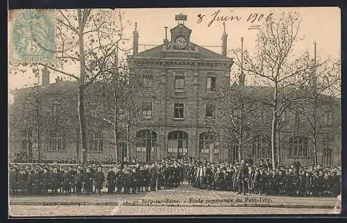 AK Ivry-sur-Seine, École communale du Petit-Ivry avec élèves devant l`école