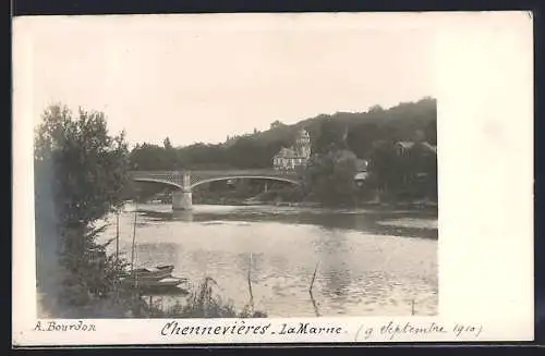 AK Chennevières, La Marne et le pont avec vue sur les rives boisées