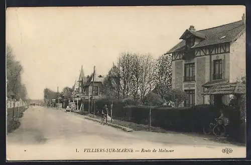 AK Villiers-sur-Marne, Route de Malnoue avec cyclistes et maisons à colombages