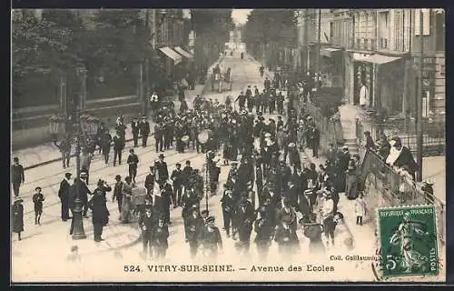 AK Vitry-sur-Seine, Défilé sur l`Avenue des Écoles avec foule et fanfare animée