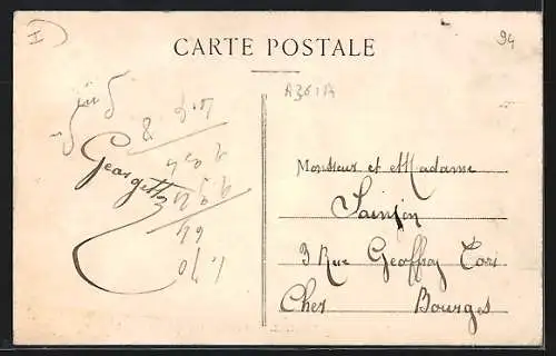 AK Vitry-sur-Seine, Défilé sur l`Avenue des Écoles avec foule et fanfare animée