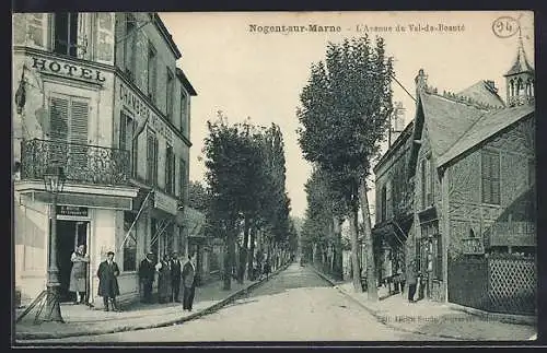 AK Nogent-sur-Marne, L`Avenue du Val-de-Beauté avec hôtel et passants