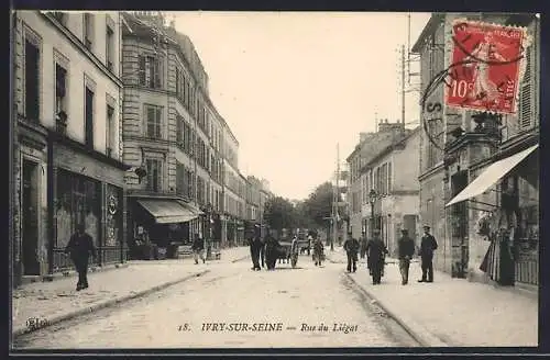AK Ivry-sur-Seine, Rue du Liégat animée avec passants et bâtiments historiques