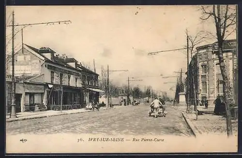 AK Ivry-sur-Seine, Rue Pierre-Curie animée avec bâtiments et passants