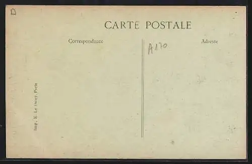 AK Ivry-sur-Seine, Rue Pierre-Curie animée avec bâtiments et passants