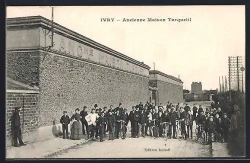 AK Ivry, Ancienne Maison Turquetyil avec groupe de personnes et vélos