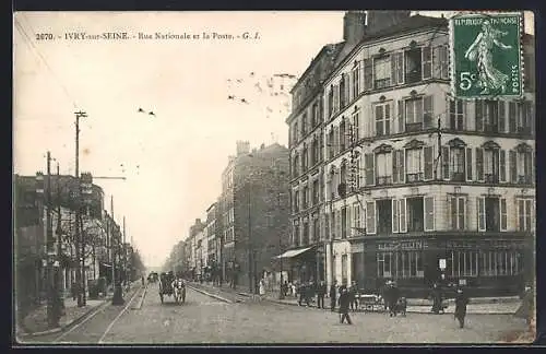AK Ivry-sur-Seine, Rue Nationale et la Poste avec passants et bâtiments élégants