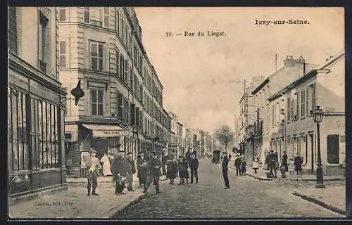 AK Ivry-sur-Seine, Rue du Liégat animée par des passants et bâtiments historiques