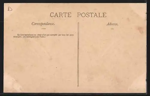 AK Ivry-sur-Seine, Rue du Liégat animée par des passants et bâtiments historiques