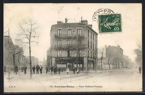 AK Ivry-sur-Seine, Place Philibert-Pompée avec passants et bâtiment en coin