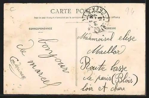 AK Ivry-sur-Seine, Place Philibert-Pompée avec passants et bâtiment en coin