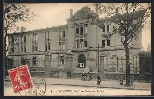 AK Ivry-sur-Seine, Fondation Latour et la rue animée avec enfants et passants