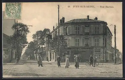 AK Ivry-sur-Seine, Rue Barbès mit Café-Restaurant und Passanten