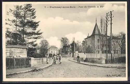 AK Fontenay-sous-Bois, Pont du Chemin de Fer et vue de la rue animée