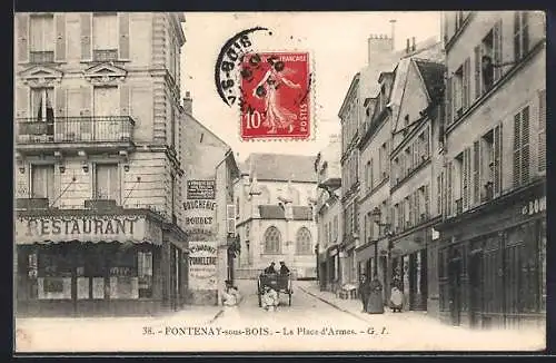AK Fontenay-sous-Bois, La Place d`Armes avec calèche et bâtiments historiques