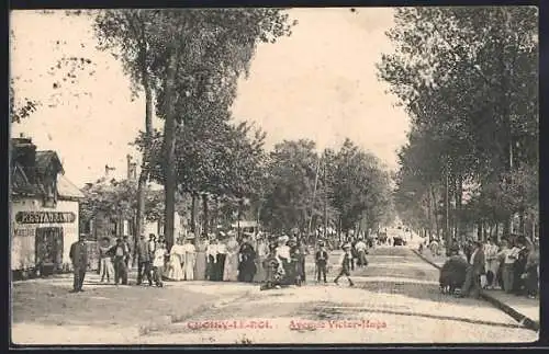 AK Choisy-le-Roi, Avenue Victor-Hugo avec foule et restaurant à gauche