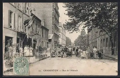 AK Charenton, Rue de l`Hérault animée avec passants et décoration de rue