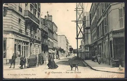 AK Charenton, Rue des Écoles animée avec passants et bâtiments historiques