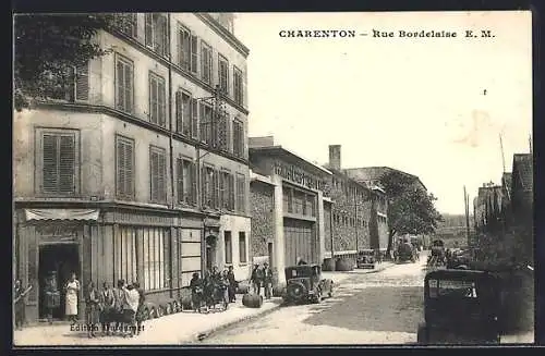 AK Charenton, Rue Bordelaise avec voitures et passants