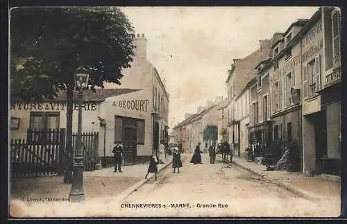 AK Chennevières-sur-Marne, Grande-Rue animée avec passants et boutiques