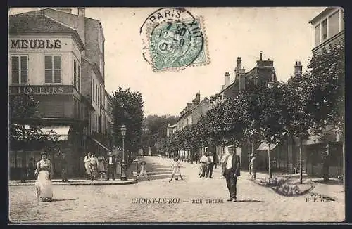 AK Choisy-le-Roi, Rue Thiers animée avec passants et arbres alignés
