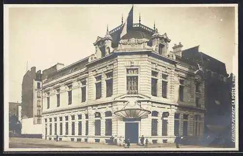 AK Levallois-Perret, La Poste au coin de la rue avec drapeau flottant