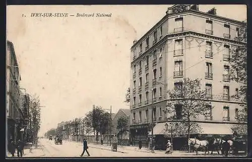 AK Ivry-sur-Seine, Boulevard National avec bâtiments et passants