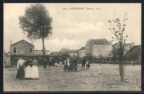 AK Brévannes, Square avec habitants et bâtiments en arrière-plan