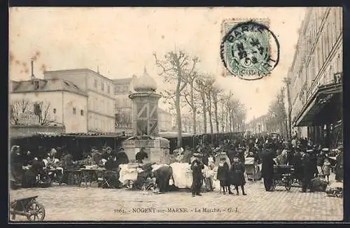 AK Nogent-sur-Marne, Le Marché animé avec fontaine et passants