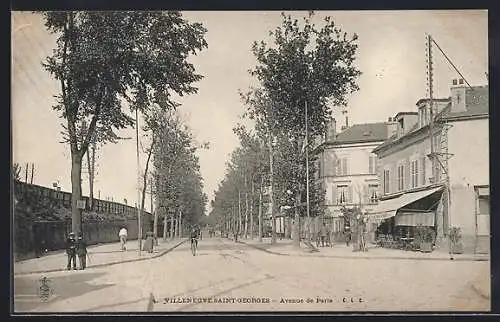 AK Villeneuve-Saint-Georges, Avenue de Paris avec passants et arbres alignés
