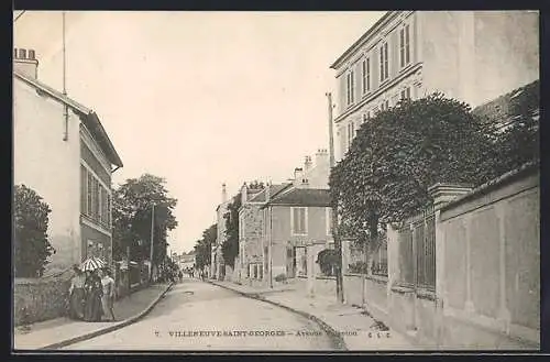 AK Villeneuve-Saint-Georges, Avenue Boieldieu avec passants et architecture urbaine