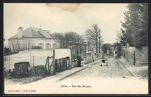 AK Ablon, Rue des Noyers avec maison et passants