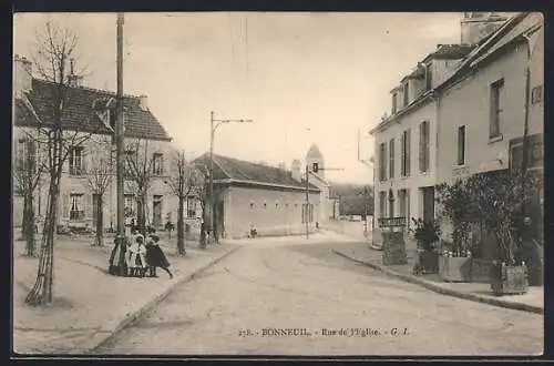 AK Bonneuil, Rue de l`Église avec enfants jouant sur la place