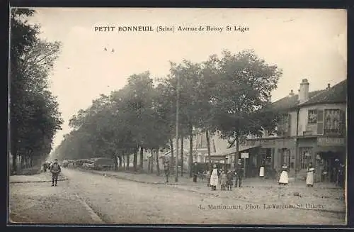 AK Petit Bonneuil, Avenue de Boissy St Léger avec passants et boutiques