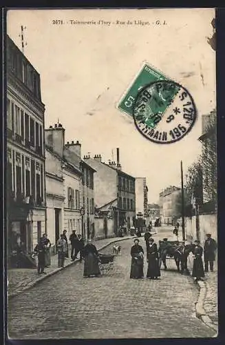AK Ivry-sur-Seine, Rue du Liégat avec passants et architecture urbaine