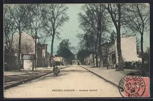 AK Arcueil-Cachan, Avenue Carnot avec allée bordée d`arbres et passants sur la route