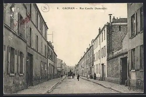AK Cachan, Rue Camille Desmoulins avec bâtiments résidentiels et passants