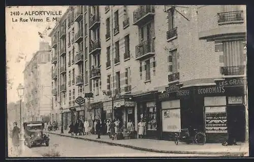 AK Alfortville, La Rue Véron animée avec passants et commerces