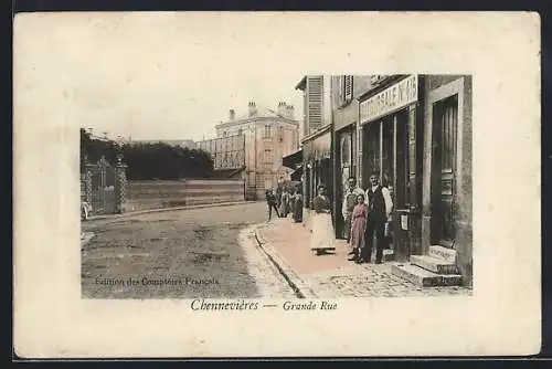 AK Chennevières, Grande Rue avec passants devant les magasins