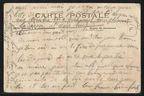 AK Chennevières, Grande Rue avec passants devant les magasins