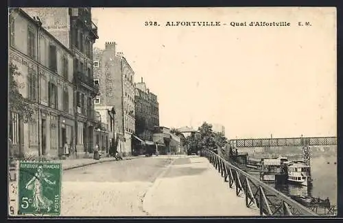 AK Alfortville, Quai d`Alfortville avec vue sur le fleuve et bâtiments adjacents