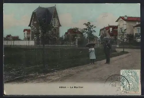 AK Ablon, Le Mortier avec promenade sous parapluies